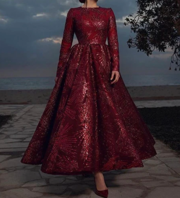 Gaun dengan hiasan brokat yang berkilauan